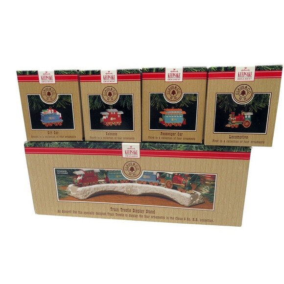 Hallmark Claus & Co Railroad Collection 4 Train Cars And Trestle Display Stand - Picture 3 of 8